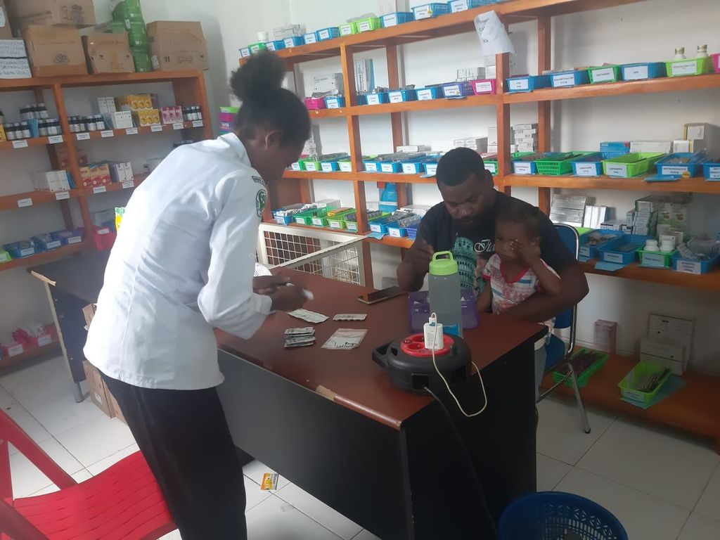 Para perawat memberikan pelayanan kesehatan bagi masyarakat di Rumah Sakit Umum Daerah Lukas Enembe di Distrik Kobakma, Kabupaten Mamberamo Tengah, Papua, Senin (11/7/2022). Para dokter di rumah sakit itu mengungsi sejak Sabtu (9/7/2022) karena situasi di Kobakma yang tidak kondusif.