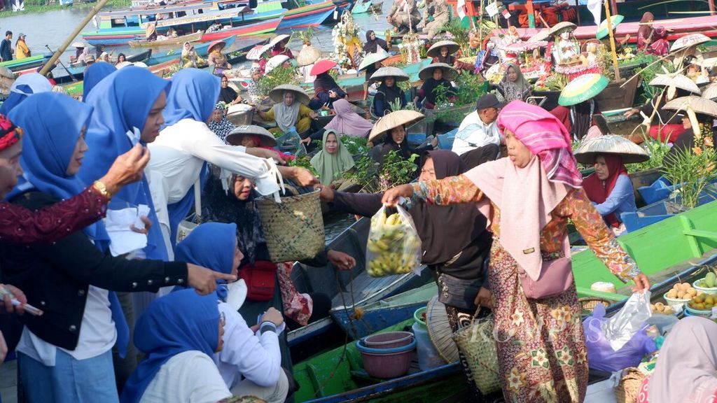 Sebanyak 500 pedagang pasar terapung turut meramaikan Festival Pasar Terapung Lok Baintan tahun ini di Kabupaten Banjar, Kalimantan Selatan, Minggu (19/11/2023). . 
