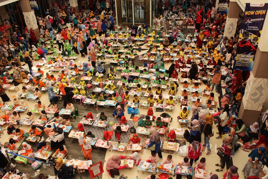 Sekitar 1.200 peserta didik pendidikan anak usia dini dan taman kanak-kanak dari Kota Cirebon, Jawa Barat, mengikuti lomba kolase dalam acara Gebyar PAUD 2023 di Grage City Mall, Rabu (9/8/2023). 