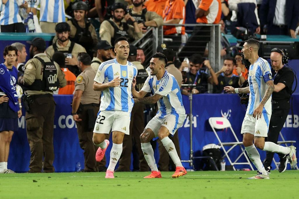 Reaksi penyerang Argentina, Lautaro Martinez (22), setelah mencetak gol saat pertandingan sepak bola final turnamen Copa America antara Argentina dan Kolombia di Stadion Hard Rock, di Miami, Florida, pada 15 Juli 2024. 