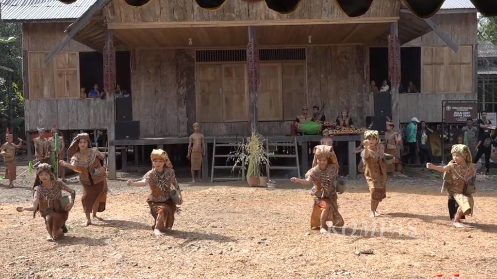 Tangkapan layar pertunjukan tarian dalam pembukaan acara budaya Mesiwah Pare Gumboh di Desa Liyu, Kecamatan Halong, Kabupaten Balangan, Kalimantan Selatan, Jumat (21/7/2023).