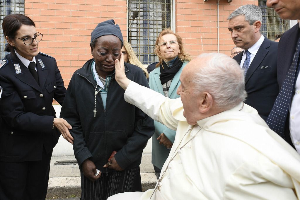 Paus Fransiskus tiba di penjara khusus wanita Rebibbia di Roma untuk melakukan pembasuhan kaki terhadap para narapidana dalam kunjungan pribadi sebagai bagian dari Kamis Putih dalam rangkaian perayaan Paskah.