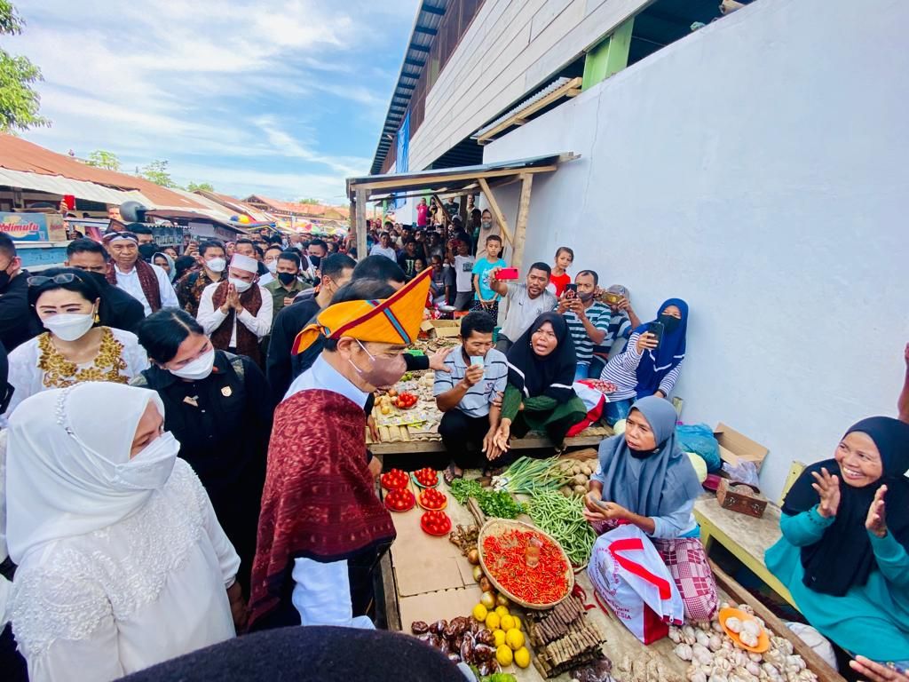 Presiden Joko Widodo dan Ibu Iriana Jokowi membeli cabai di Pasar Mbongawani, Kabupaten Ende, Nusa Tenggara Timur, Rabu (1/6/2022).