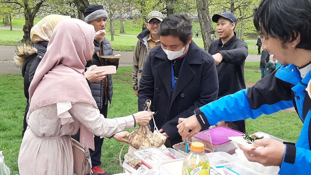 Suasana halalbihalal pelajar Indonesia di Glasgow, Skotlandia, pada Idul Fitri, Senin (2/5/2022). Pelajar Indonesia tampak bersorak ketika ketupat datang di Taman Kelvingrove, Glasgow. Anyaman daun janur pembungkus ketupat itu dibawa langsung dari Indonesia.