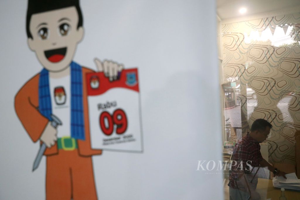 Petugas beraktivitas di Kantor Sekretariat Panitia Pemungutan Suara (PPS) Kelurahan Serua, Tangerang Selatan, Minggu (19/7/2020). Sejumlah tahapan pemilihan Wali Kota dan Wakil Wali Kota Tangerang Selatan mulai dijalankan untuk menuju pemungutan suara pada 9 Desember 2020 mendatang. 