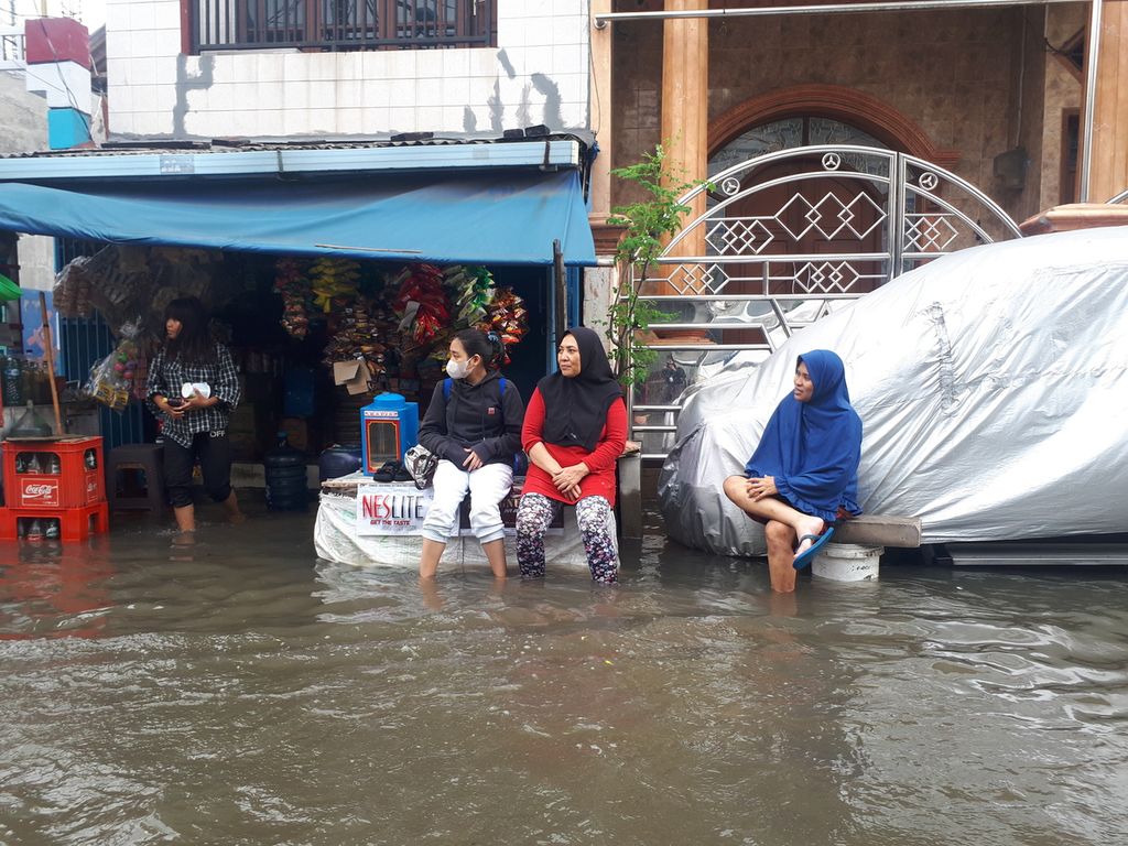 Cuaca ekstrem yang terjadi di pengujung tahun 2022 menyebabkan terjadinya banjir di sejumlah daerah. Salah satunya di Jalan Manggar, Tugu Utara, Koja, Jakarta Utara, Minggu (1/1/2023).