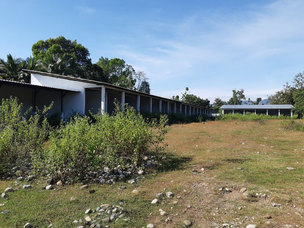 Bangunan Pasar Turiskain di Kabupaten Belu, Nusa Tenggara Timur, yang berada dekat wilayah perbatasan dengan negara Timor Leste pada Jumat (8/7/2022). Pasar setiap hari Jumat yang mempertemukan warga kedua negara itu tidak lagi beroperasi sejak pandemi Covid-19.