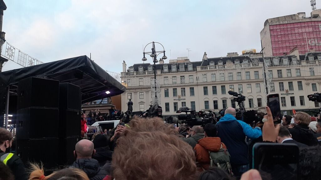 Suasana peserta unjuk rasa bertajuk Fridays for Future pada 5 November 2021 yang mendengarkan orasi aktivis Swedia, Greta Thurnberg, di atas panggung di George Square, Glasgow, Skotlandia. Aksi menyerukan kegelisahan terhadap perubahan iklim.