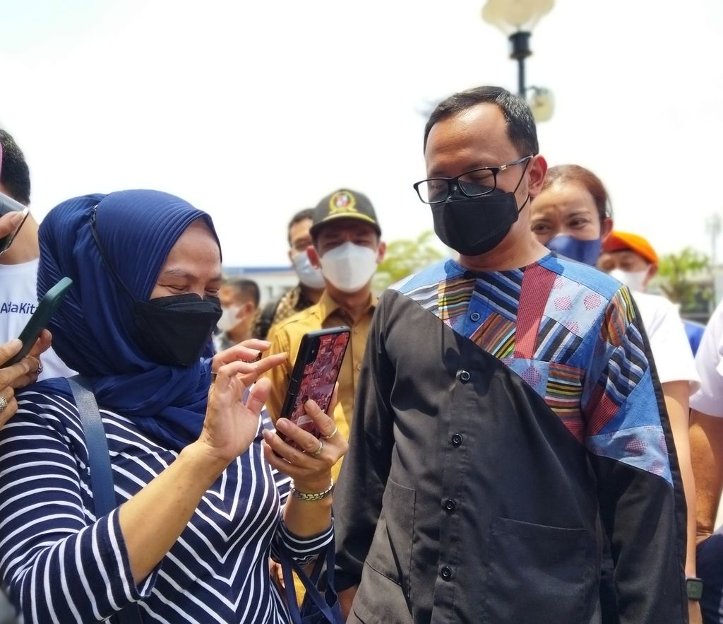 Wali Kota Bogor Bima Arya mengajak pengunjung Alun-alun Kota Bogor untuk mencoba fasilitas layanan jaringan internet gratis, Kamis (31/3/2022).