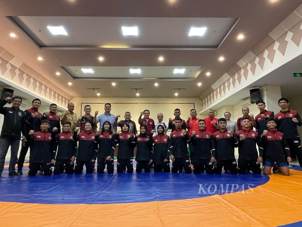 Pengurus Besar Persatuan Gulat Seluruh Indonesia melepas 14 atlet di Gelanggang Remaja Matraman, Jakarta, Kamis (11/5/2023) WIB. Para atlet tersebut akan bertarung di SEA Games Kamboja pada 14-16 Mei.