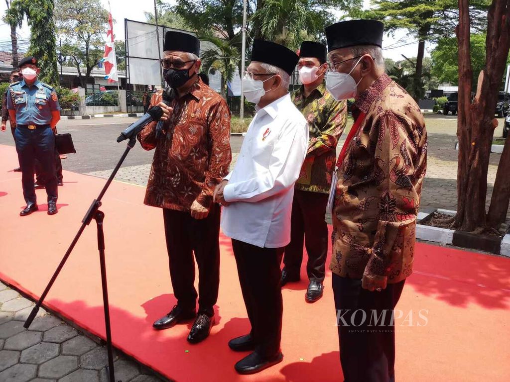 Wakil Presiden Ma’ruf Amin (tengah) pada acara penyampaian keterangan pers seusai meresmikan Bank Wakaf Mikro Pesantren Modern Pondok Karya Pembangunan di Jakarta, Kamis (24/3/20220. 