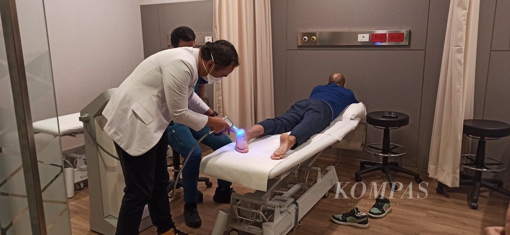 Dokter spesialis kedokteran olahraga Antonius Andi Kurniawan memberikan <i>cyrotherapy</i> kepada pasien yang mengalami cedera olahraga di Sport Medicine, Injury, and Recovery Center RS Pondok Indah-Bintaro Jaya, Tangerang Selatan, Banten, pada Selasa (16/8/2022). 