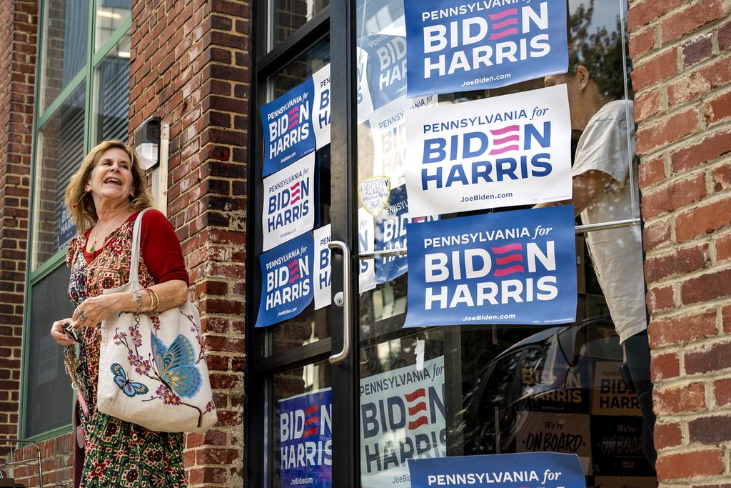 Seorang warga hendak melamar jadi sukarelawan di kantor kampanye Joe Biden-Kamala Harris di Roxborough, Minggu (21/7/2024). 