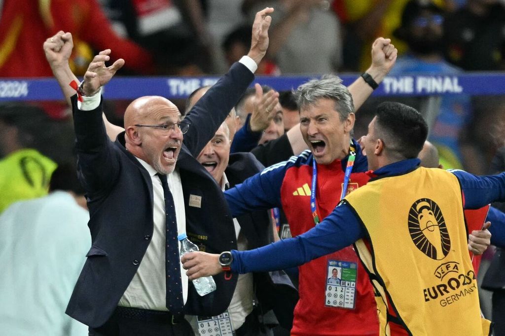 Pelatih Spanyol Luis de la Fuente (kiri) merayakan bersama asistennya setelah menang di akhir pertandingan sepak bola final Piala Eropa 2024 antara Spanyol dan Inggris di Stadion Olimpiade Berlin, Jerman, Senin (15/7/2024) dini hari WIB.