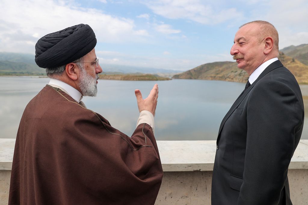 Iranian President Ebrahim Raisi (left) and Azerbaijani President Ilham at the Qiz Qalasi Dam site on the border of the two countries ahead of the inauguration ceremony on May 19, 2024.