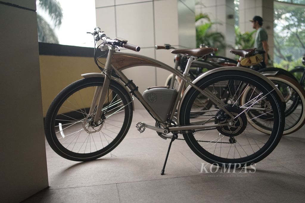 Sepeda listrik Vintage Electric tipe Cafe diparkirkan di depan lobi sebuah hotel di Jakarta, Minggu (9/10/2022). 