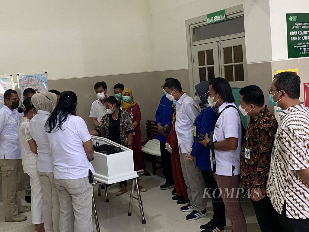 Polisi, dokter forensik, dan keluarga berada di sekitar peti jenazah Paulus Iwan Boedi Prasetijo (51), ASN pada Badan Pendapatan Daerah Kota Semarang, di kamar jenazah Rumah Sakit Umum Pusat Dr Kariadi Semarang, Jawa Tengah, Rabu (21/9/2022). 