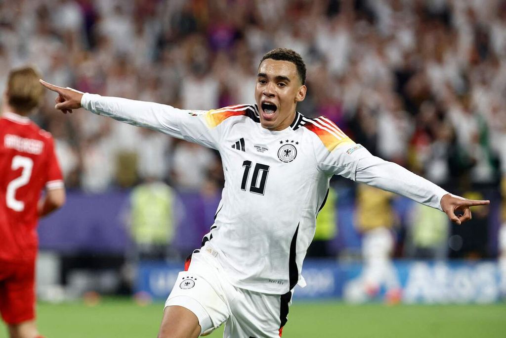 Gelandang Jerman, Jamal Musiala, merayakan gol ke gawang Denmark pada laga 16 besar Piala Eropa 2024 di Dortmund, 29 Juni 2024. Jerman bertemu Spanyol pada laga perempat final, Jumat (5/7/2024). 