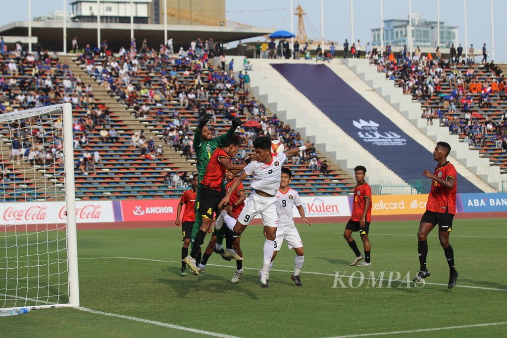 Penyerang Indonesia, M Sananta (keempat kanan), berupaya menyundul bola dari tendangan sudut di dalam kotak penalti Timor Leste pada laga penisihan Grup A SEA Games 2023 di Phnom Penh, Kamboja Minggu (7/5/2023) sore. Sananta mencetak satu dari tiga gol yang bersarang di gawang Timor Leste.