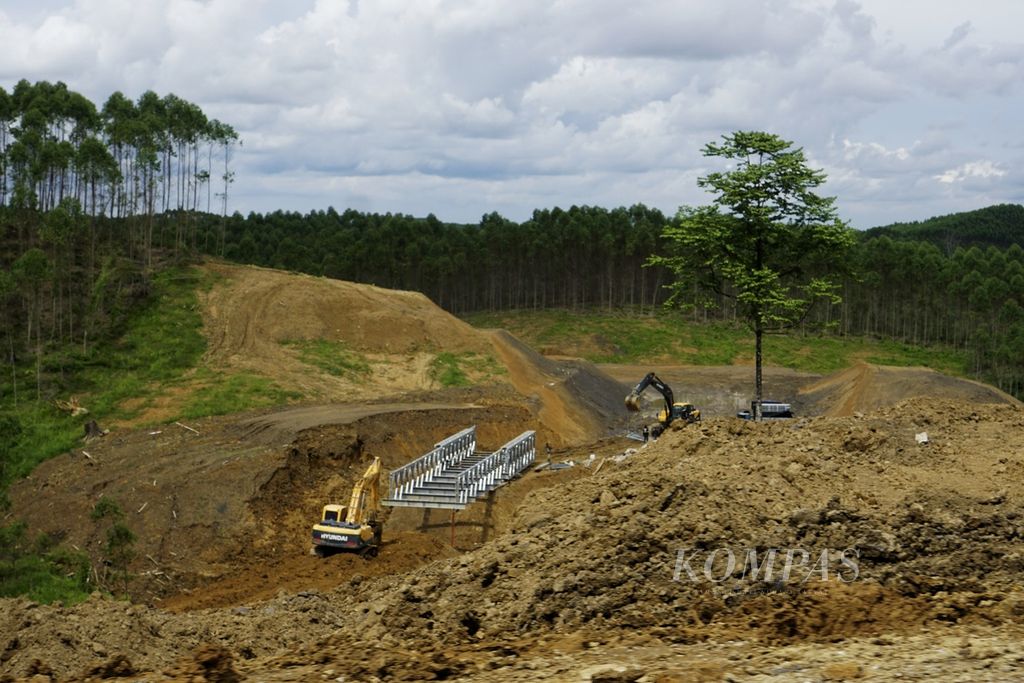 Alat berat dioperasikan untuk membangun Jalan Lingkar Sepaku di salah satu sudut lahan yang akan dibangun menjadi IKN Nusantara, kawasan PT ITCI Hutani Manunggal di Kecamatan Sepaku, Penajam Paser Utara, Kalimantan Timur, Rabu (16/2/2022).