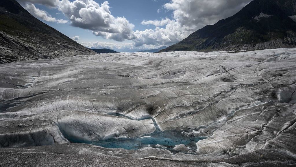Hamparan pemandangan salah satu sisi gletser Aletsch, gletser terluas di Pegunungan Alpen, Swiss, yang dipotret pada Rabu (25/8/2021) waktu setempat. Menurut analisis data yang dikumpulkan dari Aletsch, dampak perubahan iklim berpengaruh besar terhdap keberadaan gletser raksasa tersebut. 