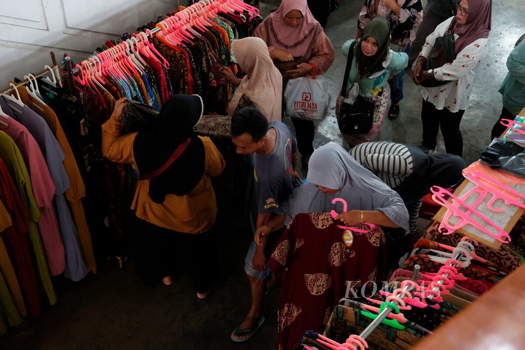 Sehari menjelang puasa, warga mengunjungi pasar untuk memenuhi kebutuhan, salah satunya pakaian, di Pasar Johar, Kota Semarang, Jawa Tengah, Senin (11/3/2024). Busana muslim model gamis  banyak diminati karena mengikuti tren <i>fashion</i> yang terus berkembang.  