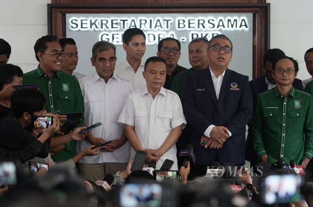 Wakil Ketua Umum Partai Nasdem Ahmad Ali (kedua dari kanan) memberikan keterangan kepada wartawan setelah menemui Wakil Ketua Umum Partai Gerindra Sufmi Dasco Ahmad (tengah) dan Wakil Ketua Umum PKB Jazilul Fawaid (kiri) di Sekretariat Bersama Partai Gerindra dan PKB di Menteng, Jakarta, Kamis (26/1/2023). 