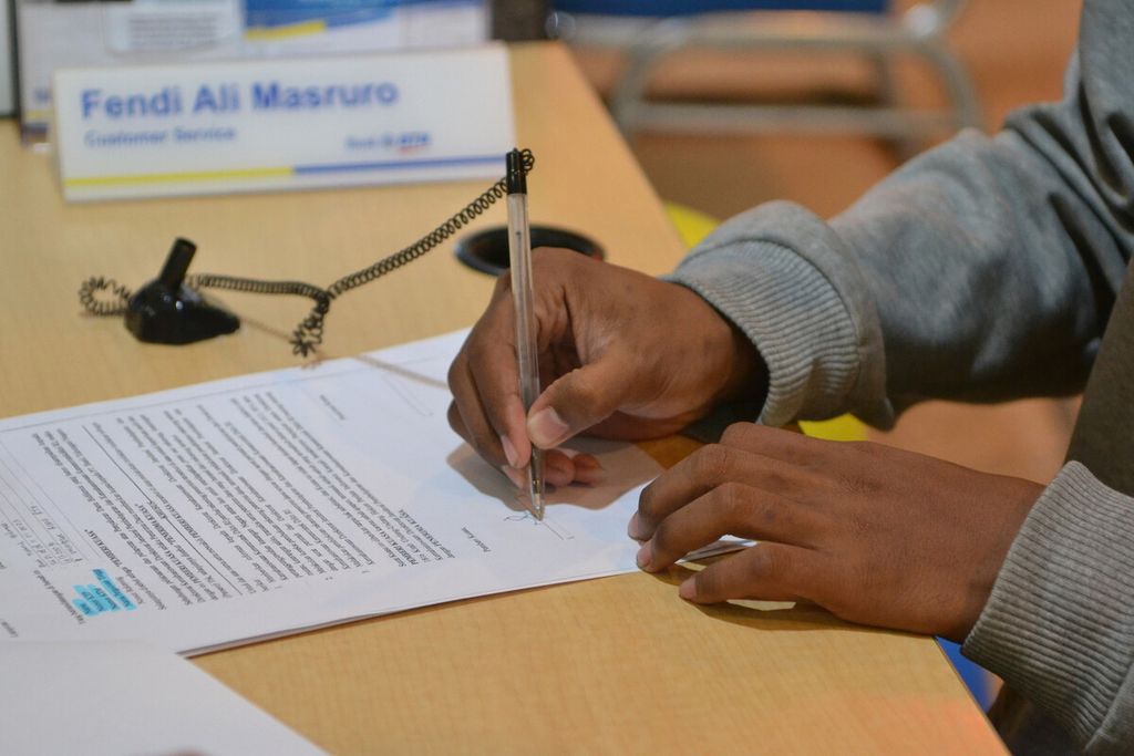 Mahasiswa menandatangani berkas untuk mengambil beasiswa Bidikmisi di Bank BTN, Yogyakarta, Selasa (4/2/2020). 