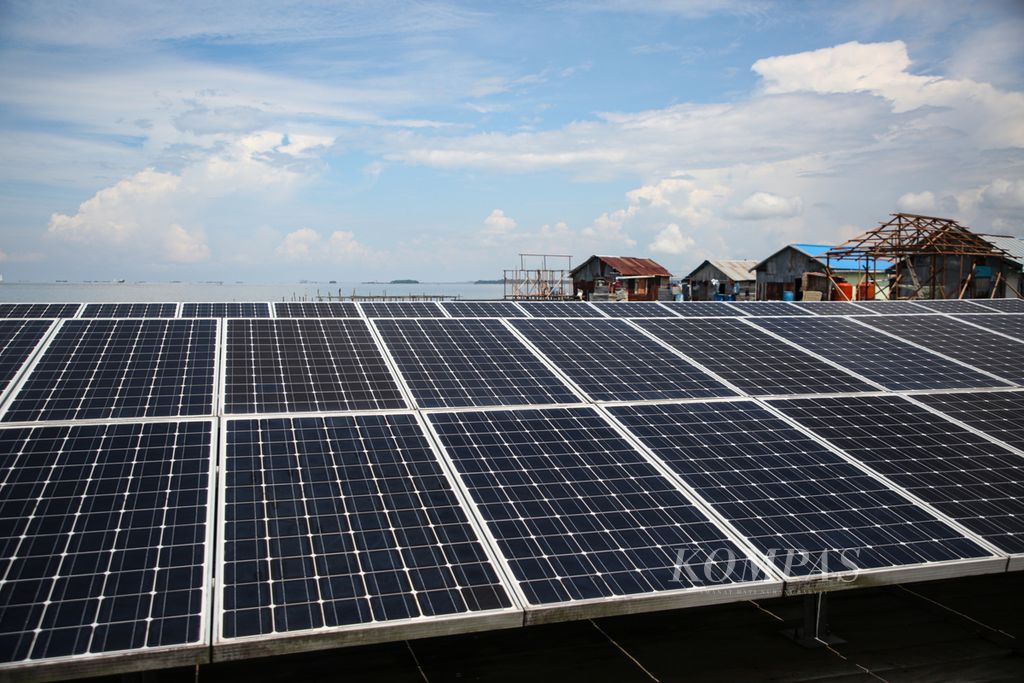 Bentang panel surya pada pembangkit listrik tenaga surya (PLTS) komunal di perkampungan nelayan Malahing, Tanjung Laut Indah, Bontang Selatan, Kota Bontang, Kalimantan Timur, Sabtu (10/6/2023). 