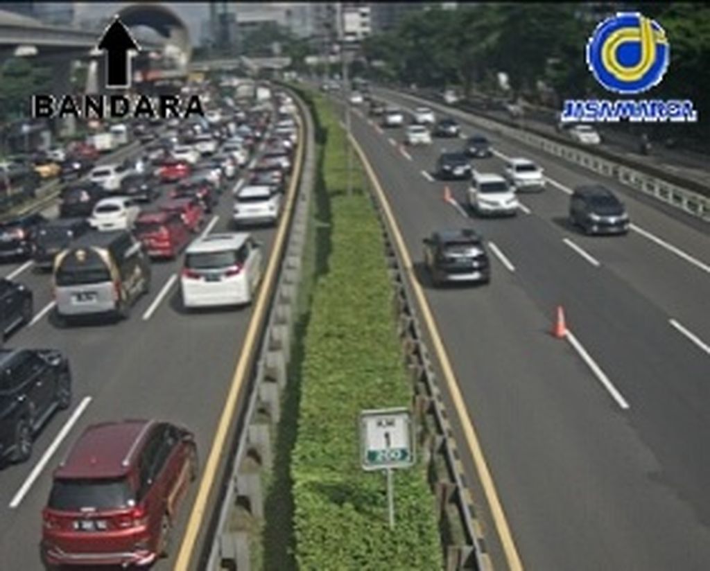 Situasi arus lalu lintas di ruas Tol Dalam Kota (Cawang) menuju arah Pancoran terpantau padat, Senin (27/3/2023) pukul 08.58.