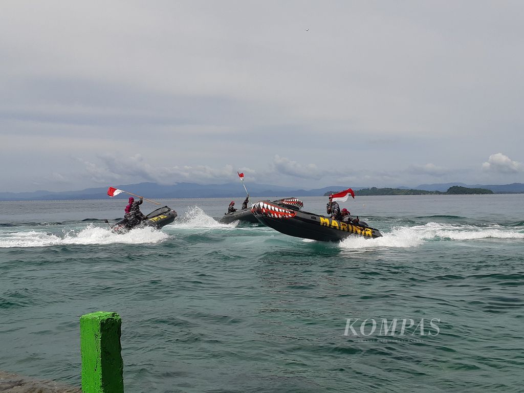 Tim perahu karet Pangkalan Utama Angkatan Laut VIII Manado memperagakan atraksi di perairan Pulau Talise, Minahasa Utara, Sulawesi Utara, Senin (31/5/2021).