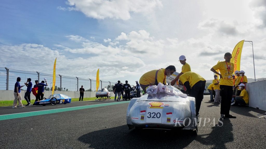 Sejumlah tim tengah mempersiapkan rancangan kendaraan hemat energi dalam pembukaan kompetisi Shell Eco-marathon Indonesia 2022 di Pertamina Mandalika International Street Circuit, Lombok Tengah, Nusa Tenggara Barat, Kamis (13/10/2022). Sebanyak 49 tim dari 9 negara berpartisipasi dalam kompetisi yang diikuti pelajar dan mahasiswa ini.