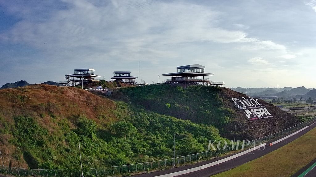 Pemandangan udara dari Bukit 360 Sirkuit Internasional Jalan Raya Pertamina Mandalika, Lombok Tengah, NTB. 