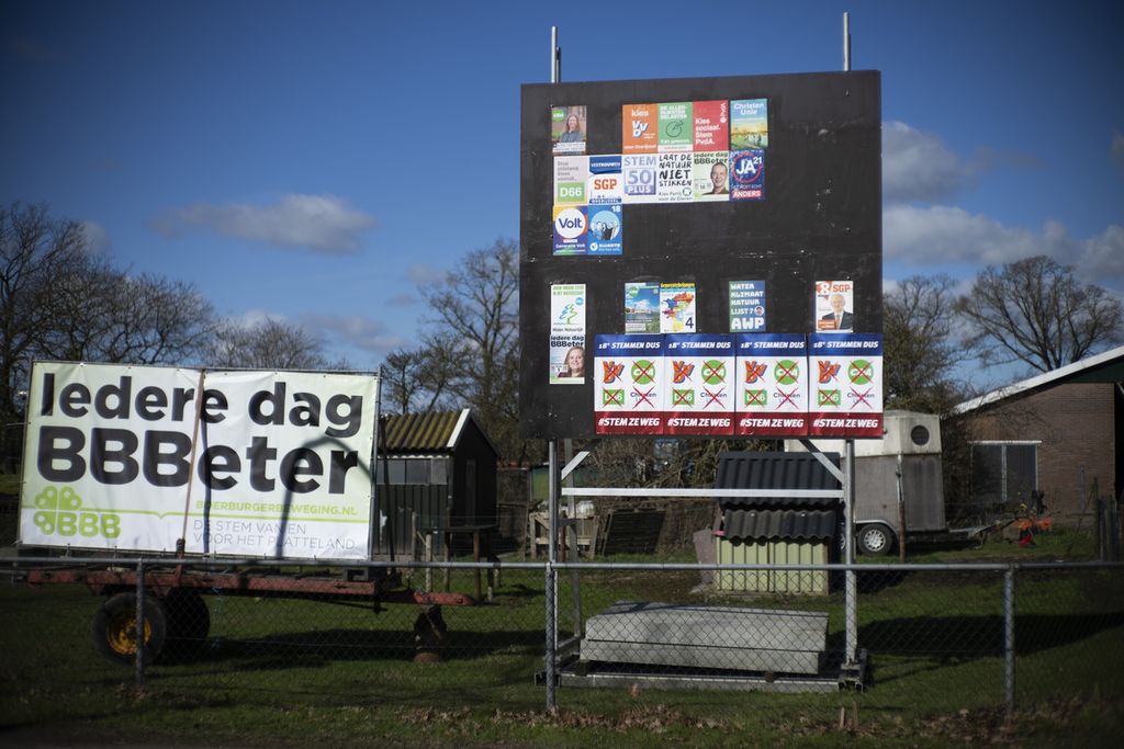 Sejumlah poster dan spanduk partai politik jelang pemilihan legislatif paruh waktu di Belanda, Rabu (15/3/2023). Gerakan Petani Warga atau BBB memenangi pemilihan di 12 provinsi dan akan menempatkan 17 wakilnya di Majelis Tinggi Parlemen Belanda. 