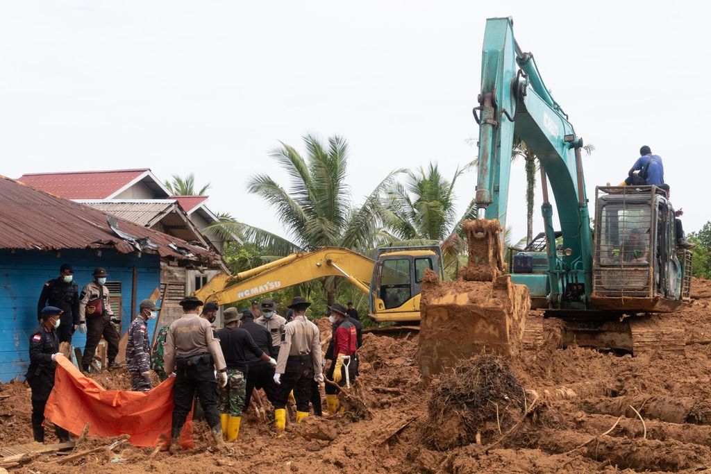 Tim Satuan Tugas Tanggap Bencana Natuna mengevakuasi salah satu korban tewas akibat tanah longsor di Desa Pangkalan, Pulau Serasan, Natuna, Kepulauan Riau, Sabtu (11/3/2023).
