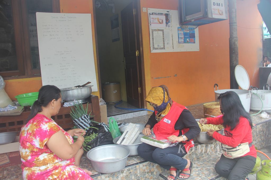 Relawan Siaga Bencana Berbasis Masyarakat (Sibat) memasak makanan di dapur umum untuk membantu warga terdampak banjir di Kelurahan Sewu, Kecamatan Jebres, Kota Solo, Jawa Tengah, pertengahan Desember 2020.