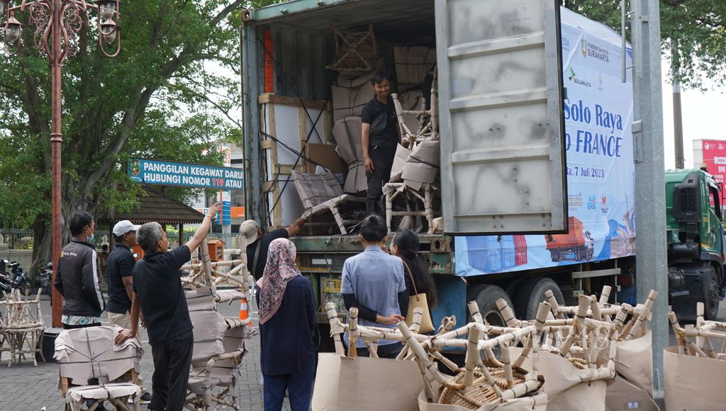 Petugas memasukkan sejumlah produk UMKM asal Surakarta dan sekitarnya sebelum dikirim ke Perancis, dari Balai Kota Surakarta, Jawa Tengah, Jumat (7/7/2023).