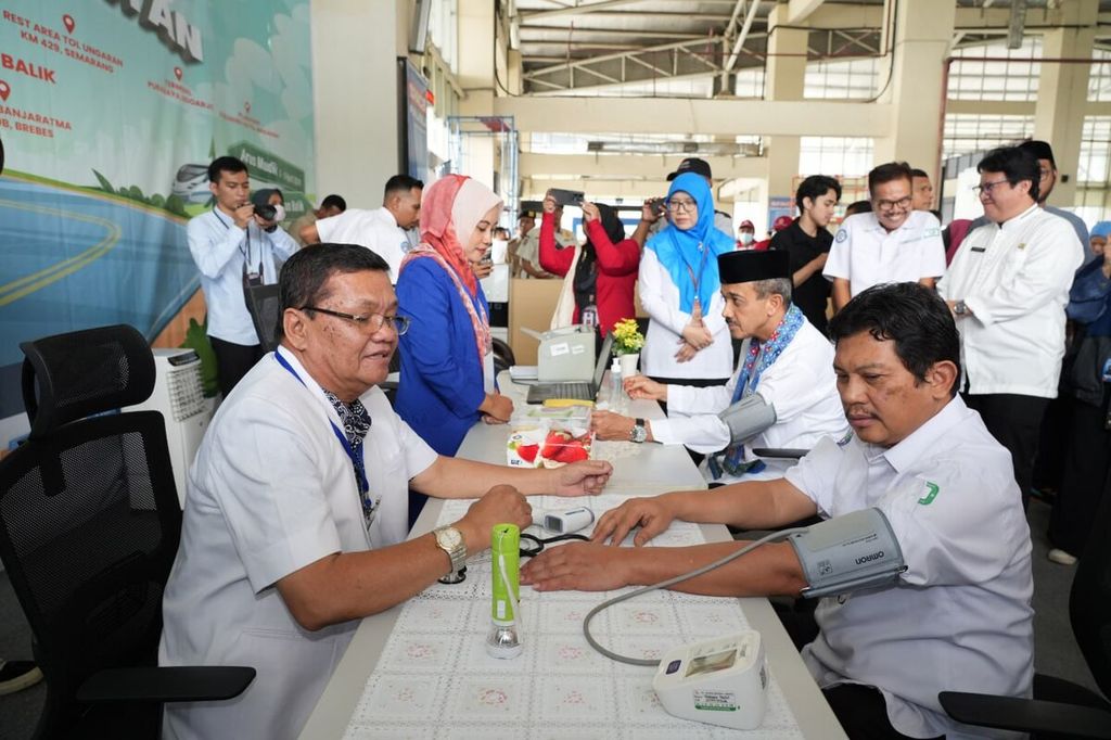 Direktur Utama BPJS Kesehatan Ali Ghufron Mukti melakukan pemeriksaan kesehatan di Posko Kesehatan BPJS Kesehatan di Terminal Pulo Gebang, Jakarta Timur, Jumat (5/4/2024). 