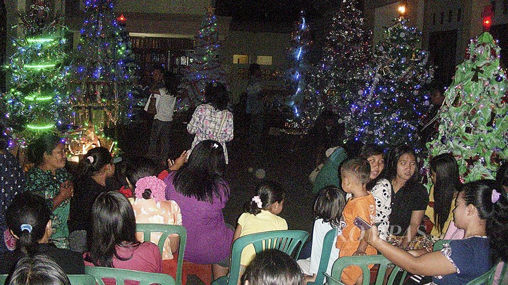 Pohon natal dari bahan bekas berjajar di halaman Gereja Kristen Jawi Wetan, Desa Balun, Kabupaten Lamongan, Jawa Timur, Jumat (22/12). Dari delapan pohon natal di malam itu, tidak semuanya dibuat oleh warga Kristen.