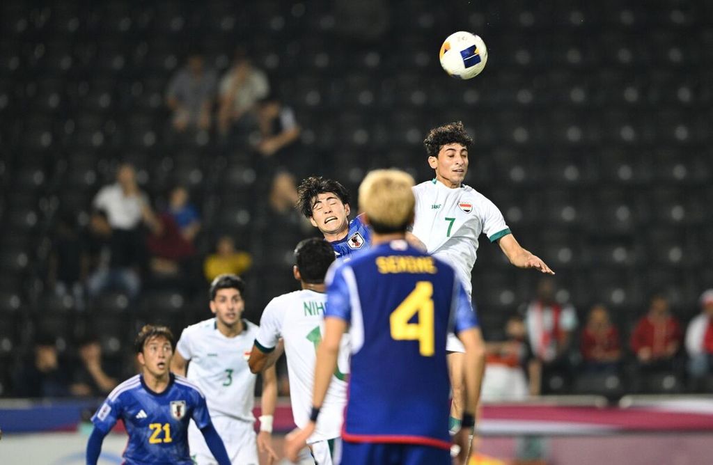 Penyerang Irak, Ali Jassim, melompat untuk menyambut operan lambung rekan setimnya pada laga semifinal kontra Jepang, Selasa (30/4/2024) dini hari WIB, di Stadion Jassim bin Hamad, Al Rayyan, Qatar. Jassim adalah pemain paling berpengaruh untuk Irak.