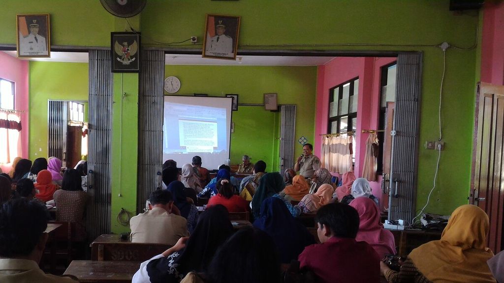 Guru-guru kelas IV SD negeri sekecamatan Cimanggis, Depok, sedang mengikuti pelatihan Kurikulum 2013 di SD Negeri Tugu 11, Senin (19/6).