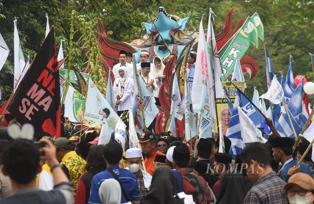 Pasangan Khofifah Indar Parawansa dan Emil Elestianto Dardak menuju kantor KPU Jatim dengan menaiki kendaraan hias untuk mendaftarkan diri sebagai pasangan calon gubernur dan wakil gubernur Jawa Timur di Surabaya, Jawa Timur, Rabu (28/8/2024).  