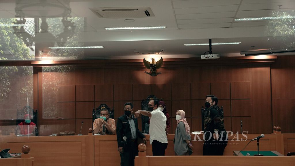 Mantan pegawai Komisi Pemberantasan Korupsi (KPK) menghadiri sidang perdana gugatan terhadap Presiden Joko Widodo, lima pimpinan KPK, serta Kepala Badan Kepegawaian Negara (BKN) di Pengadilan Tata Usaha Negara (PTUN), Jakarta Timur, Kamis (10/3/2022).