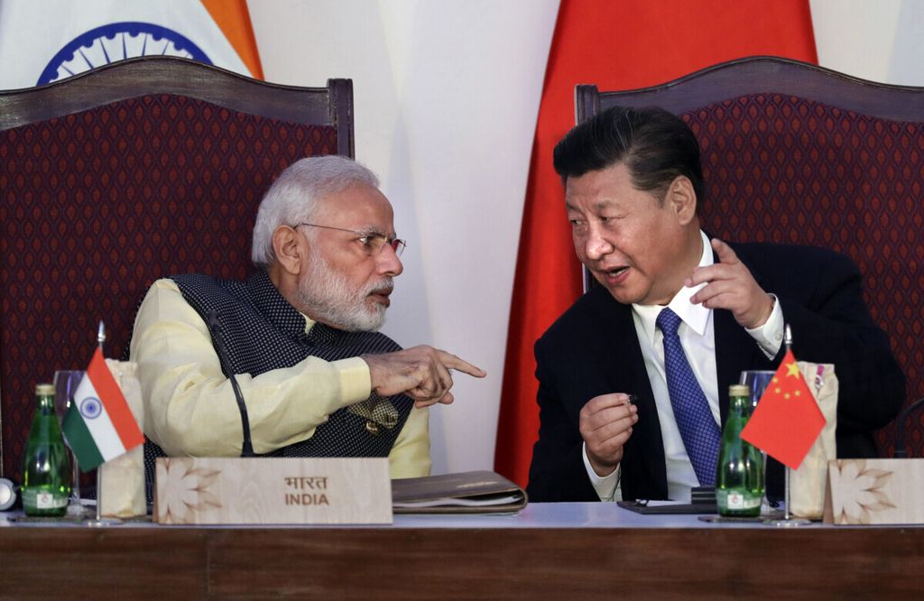 Perdana Menteri India Narendra Modi (kiri) dan Presiden China Xi Jinping berbincang-bincang pada upacara penandatanganan oleh para menteri luar negeri BRICS pada pertemuan puncak di Goa, India, 16 Oktober 2016. 