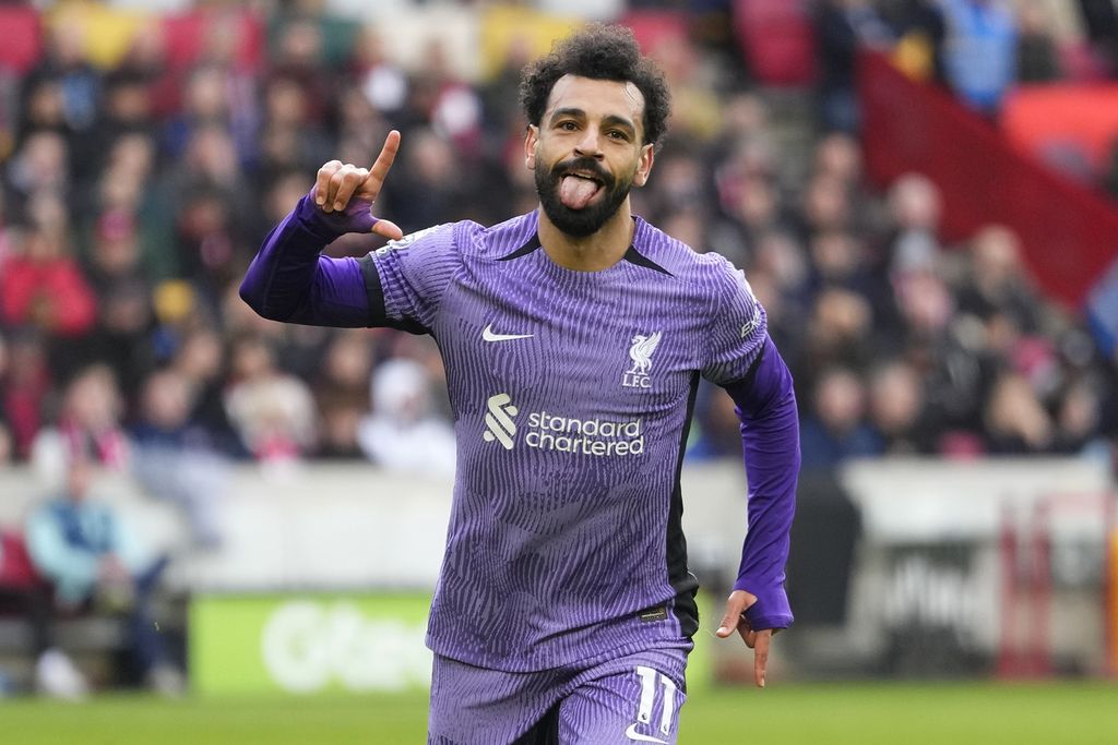 Penyerang Liverpool, Mohamed Salah, merayakan gol ke gawang Brentford pada laga Liga Inggris di London, Sabtu (17/2/2024). Liverpool banyak kehilangan pemain bintangnya karena cedera, termasuk Salah.