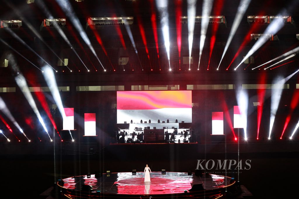 Permainan lampu dan laser saat lagu Indonesia Raya dikumandangkan pada puncak perayaan hari ulang tahun (HUT) ke 495 DKI Jakarta di Jakarta International Stadium (JIS), Jakarta Utara, Sabtu (25/6/2022) malam. Kata "laser" merupakan akronim dari bahasa Inggris.