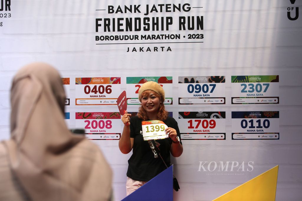 Pelari berfoto dengan BIB atau nomor dada pelari seusai pengambilan paket lomba atau <i>race pack</i> Bank Jateng Frienship Run Jakarta di Hotel Atlet Century Park, Senayan, Jakarta, Sabtu (20/5/2023). 
