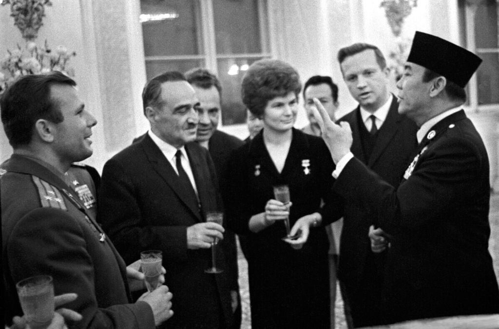 Presiden Soekarno bersama para kosmonot Uni Soviet, (dari kiri ke kanan) Yuri Gagarin, Chairman of the USSR Supreme Soviet Anastas Mikoyan, dan kosmonot pertama perempuan Valentina Tereshkova. Dalam kunjungan ke Moskwa, Oktober 1964, Bung Karno menganugerahkan Bintang Jasa Mahaputra kepada Gagarin.