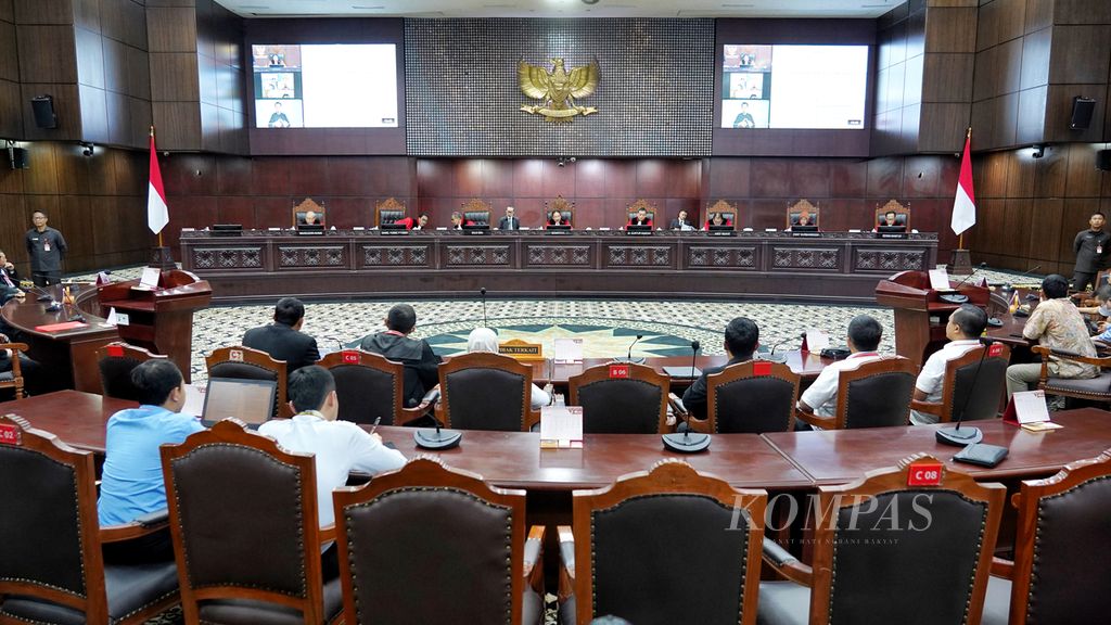 Suasana saat Mahkamah Konstitusi (MK) menggelar sidang putusan uji formil terhadap Putusan MK Nomor 90/PUU-XXI/2023 di ruang sidang MK, Jakarta, Selasa (16/1/2024). 