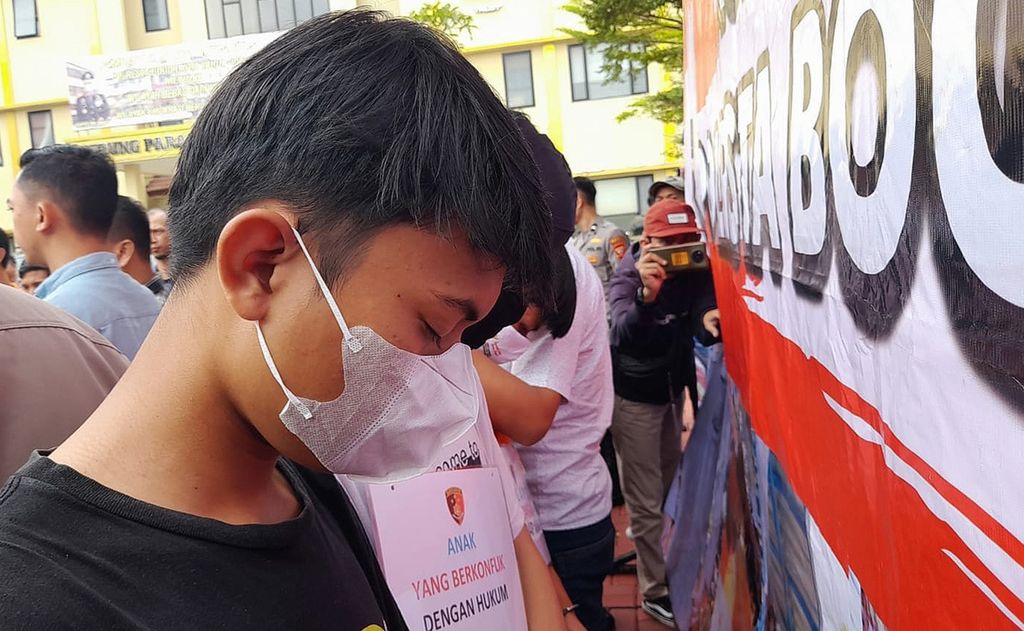 Dua pembacok pelajar AS (16) dihadirkan dalam jumpa pers di Polresta Bogor, Selasa (14/3/2023). AS dibacok saat hendak menyeberang jalan di lampu merah Pomad, Jalan Raya Jakarta-Bogor, Ciparigi, Bogor Utara, Kota Bogor, Jumat (10/3/2023).